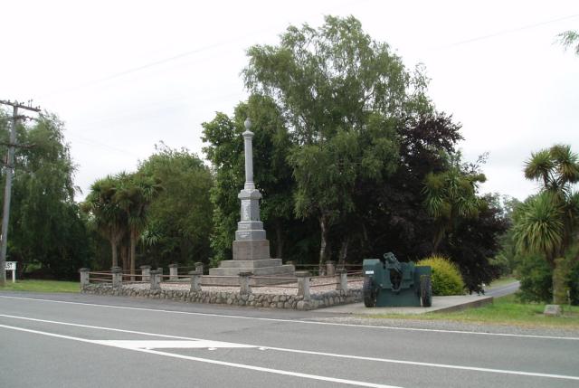 Cust War Memorial and Howitzer gun