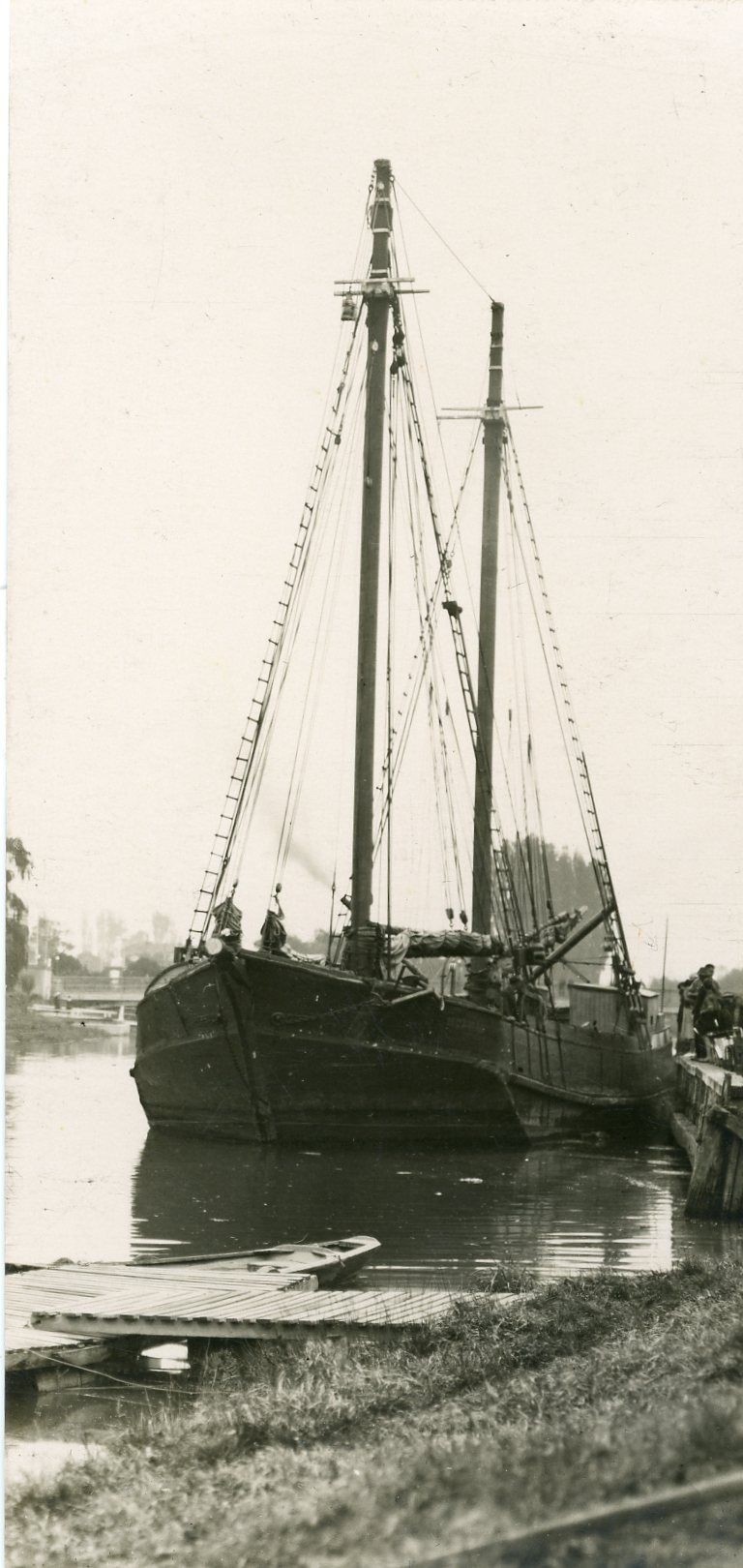 The scow Ngahau unloading, 1958