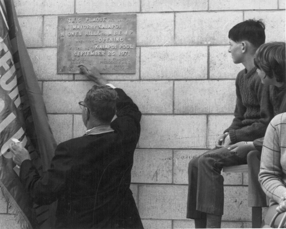 Mayor Hills opening the new Kaiapoi Pool,  25 September 1971