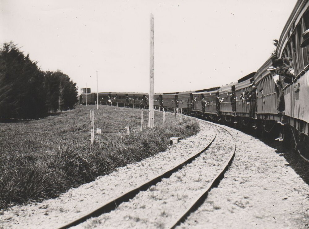 Picnic train on the Oxford line, c.1900