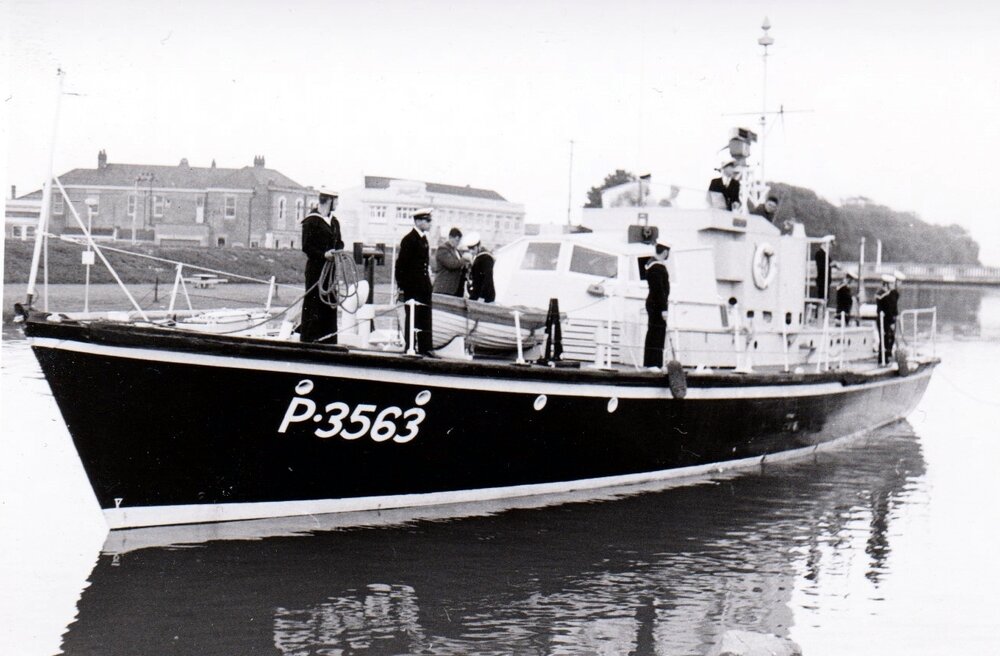 HMNZS Lachlan launch on a visit to Kaiapoi, 1960