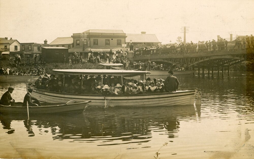 Kaiapoi regatta, Kaiapoi River, c.1913.