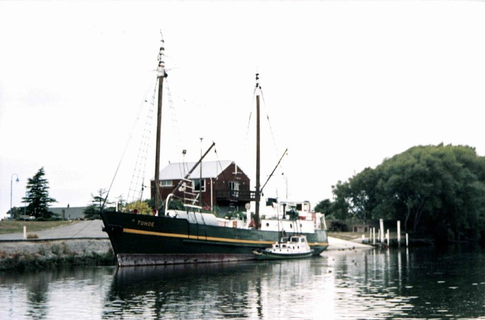 M.V. TUHOE alongside Kaiapoi Wharf 