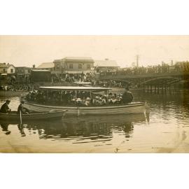 Kaiapoi regatta, Kaiapoi River, c.1913.